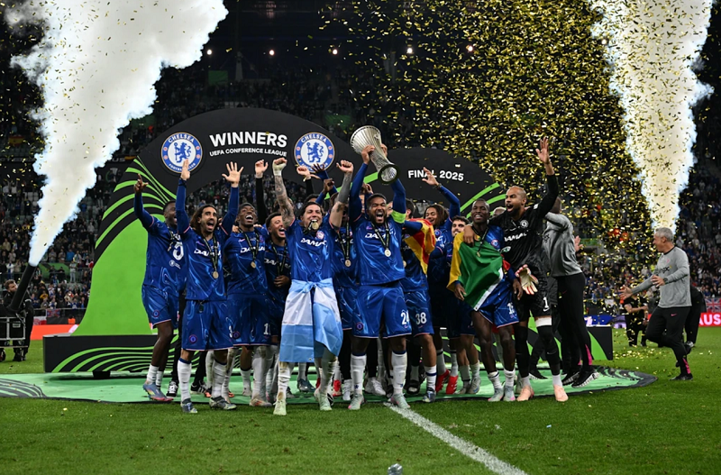 chelsea-an-mung-chuc-vo-dich-c3-han-hoan-tren-dinh-cao-tiec-nuoi-o-phia